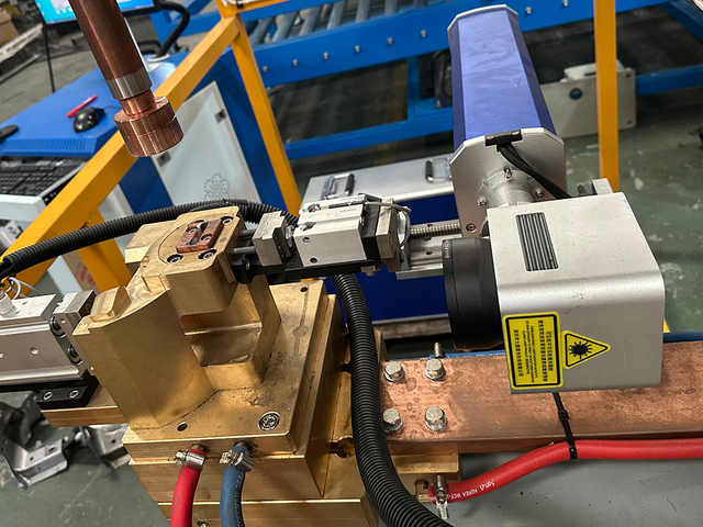 Célula de soldadura robótica para ensamblaje automotriz | Soluciones automatizadas de soldadura comercial