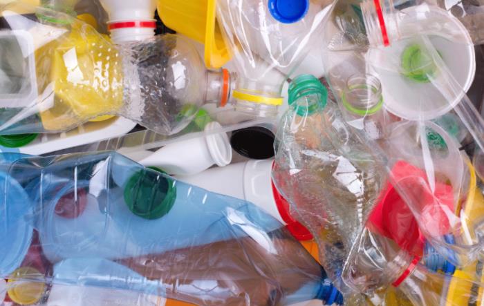 reciclaje de botellas de pl&aacute;stico HDPE